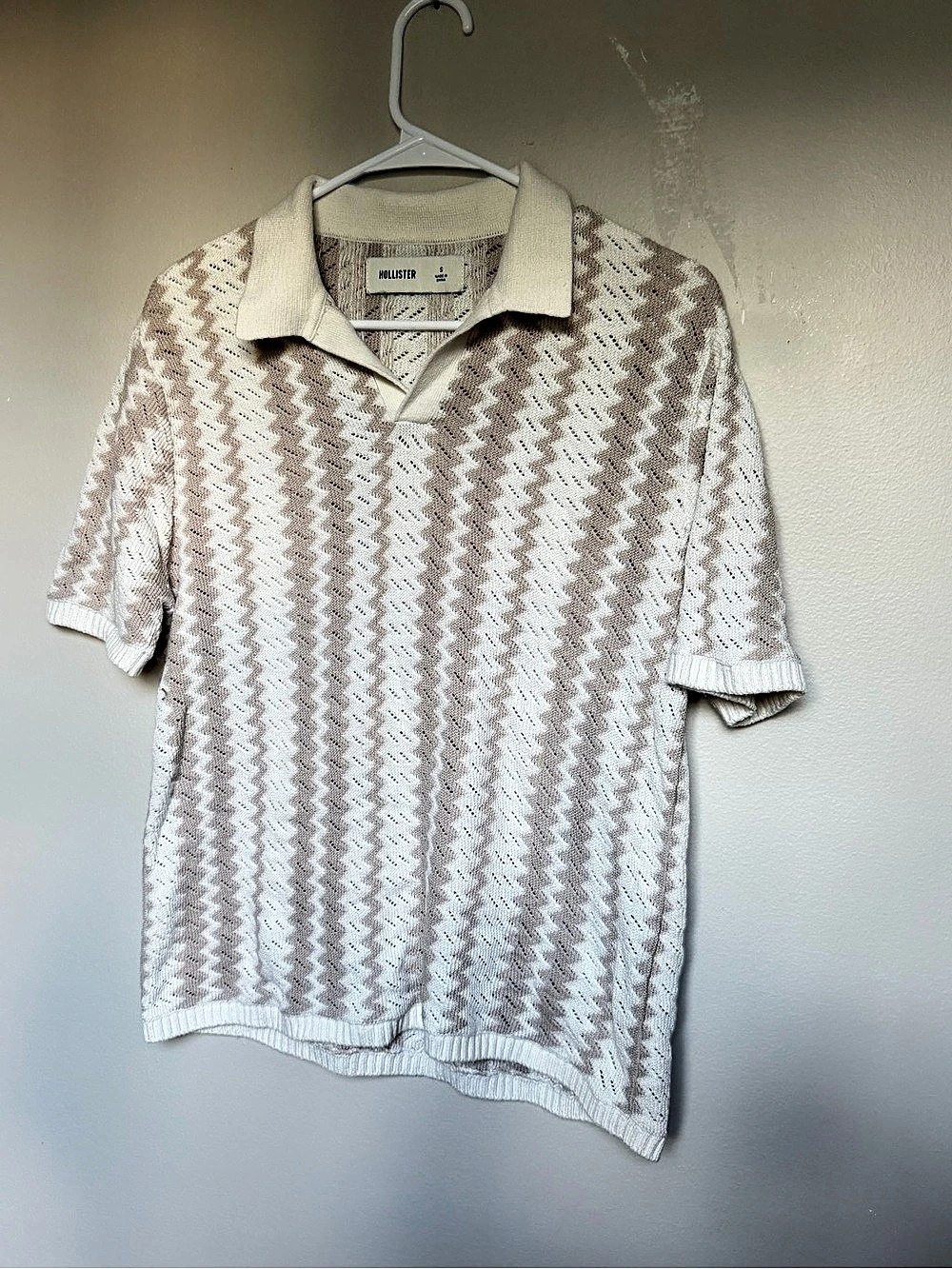 Hollister Men's Geometric Knit Polo White & Beige Small Like New